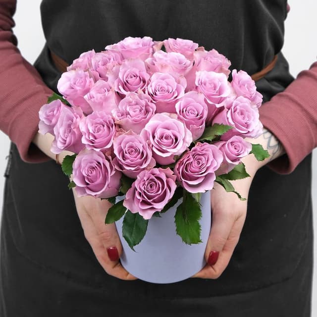 Композиция в Шляпной коробке из сиреневых Роз 25 шт «Любава» Композиция в Шляпной коробке из сиреневых Роз 25 шт «Любава»