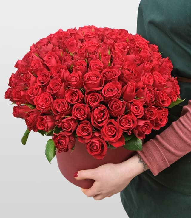 Композиция из красных Роз 101 шт «Эмилия» в шляпной коробке Композиция из красных Роз 101 шт «Эмилия» в шляпной коробке