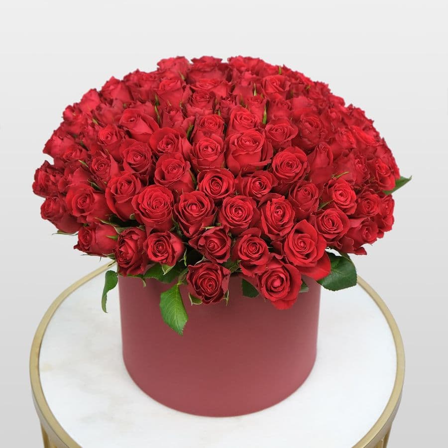 Композиция из красных Роз 101 шт «Эмилия» в шляпной коробке