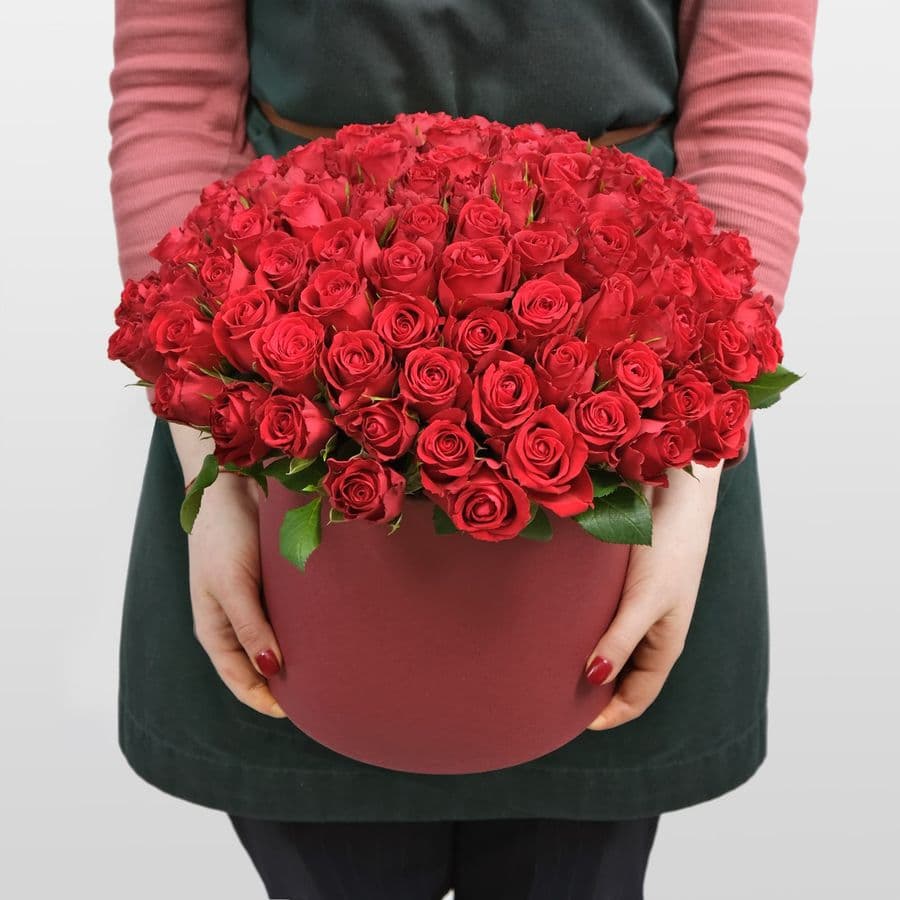 Композиция из красных Роз 101 шт «Эмилия» в шляпной коробке