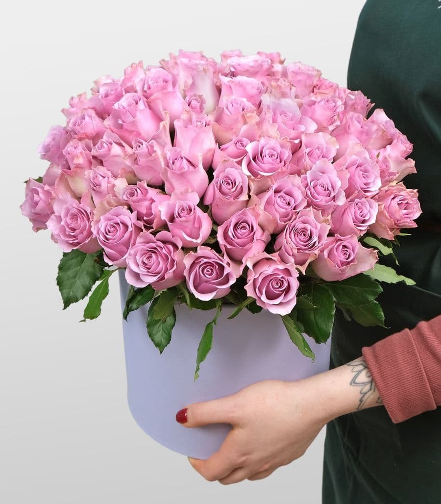 Композиция из сиреневых Роз 51 шт в шляпной коробке «Шарлотта»