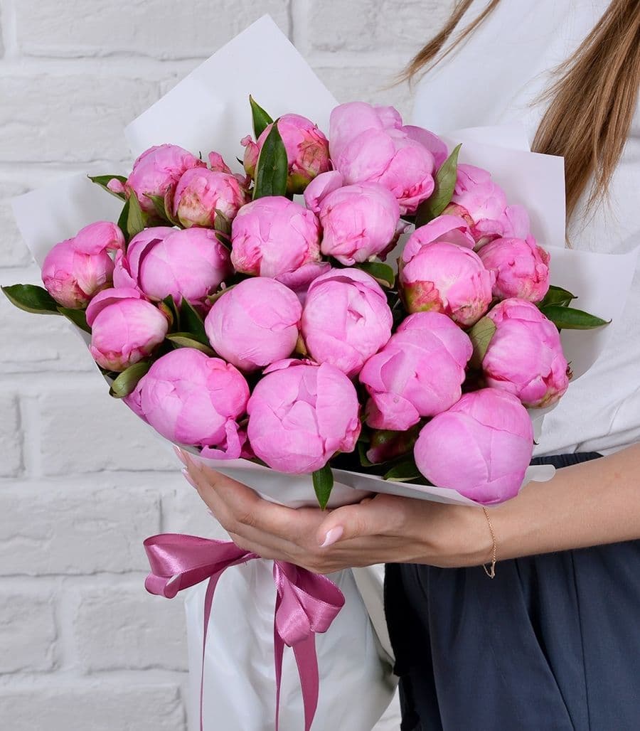 Букет из розовых пионов 19 шт «Сногшибательной»