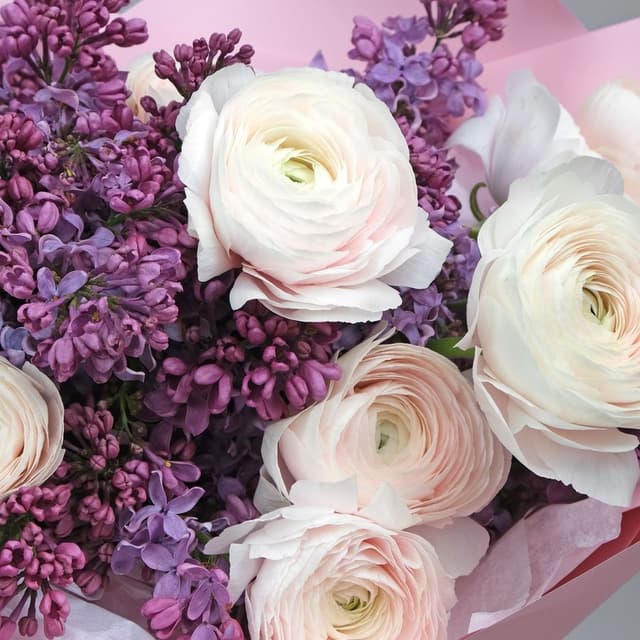 Букет из Сирени и Ранункулюсов «Лютик» Букет из Сирени и Ранункулюсов «Лютик»