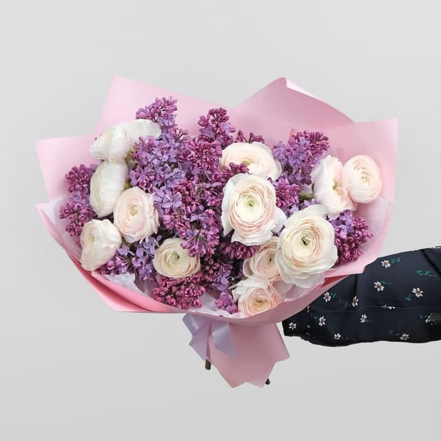 Букет из Сирени и Ранункулюсов «Лютик» Букет из Сирени и Ранункулюсов «Лютик»