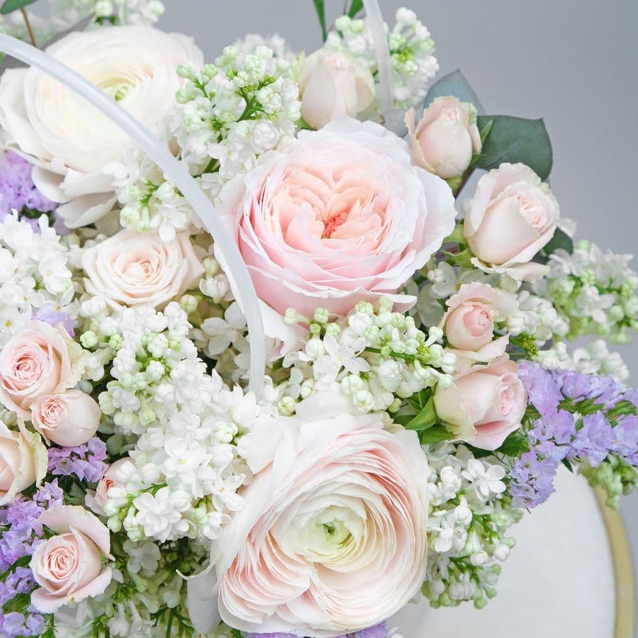 Композиция из Роз, Сирени и Ранункулюсов в сумке «Мойра»