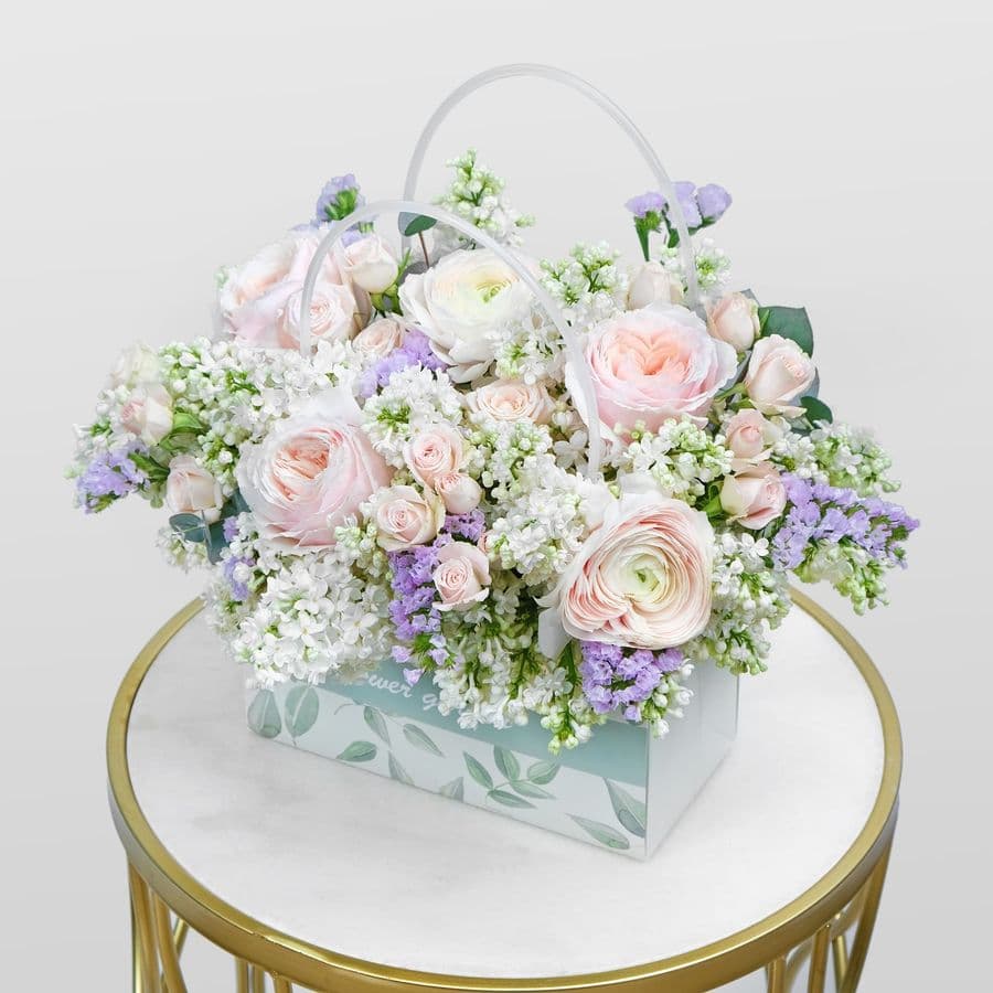 Композиция из Роз, Сирени и Ранункулюсов в сумке «Мойра»