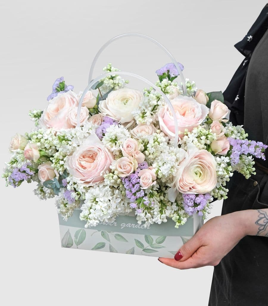 Композиция из Роз, Сирени и Ранункулюсов в сумке «Мойра»