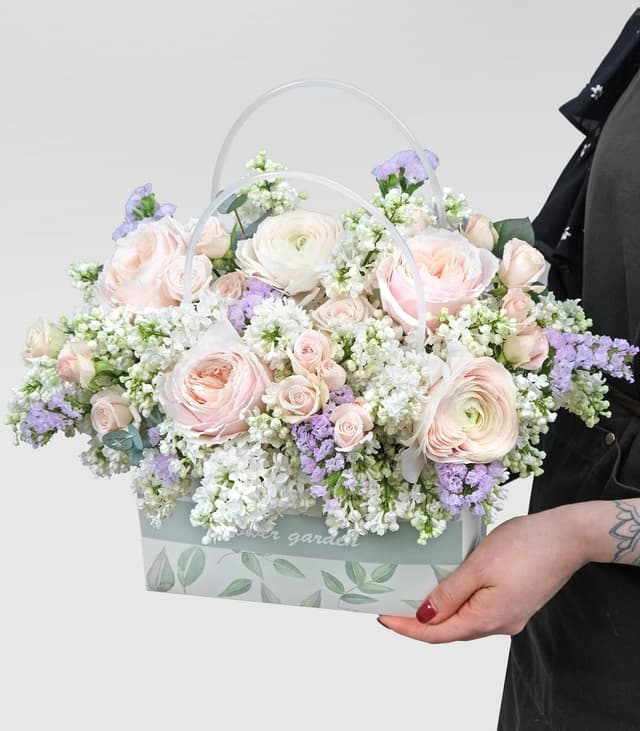 Композиция из Роз, Сирени и Ранункулюсов в сумке «Мойра» Композиция из Роз, Сирени и Ранункулюсов в сумке «Мойра»