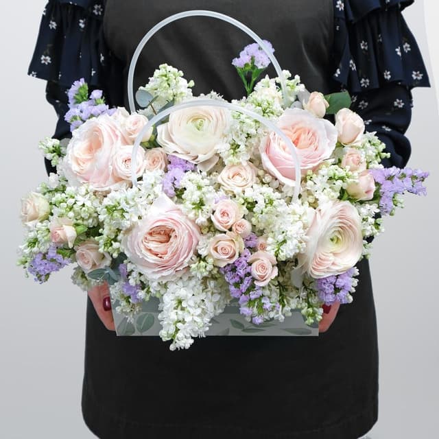 Композиция из Роз, Сирени и Ранункулюсов в сумке «Мойра» Композиция из Роз, Сирени и Ранункулюсов в сумке «Мойра»