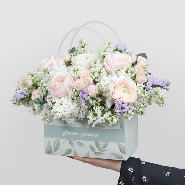 Композиция из Роз, Сирени и Ранункулюсов в сумке «Мойра» Композиция из Роз, Сирени и Ранункулюсов в сумке «Мойра»