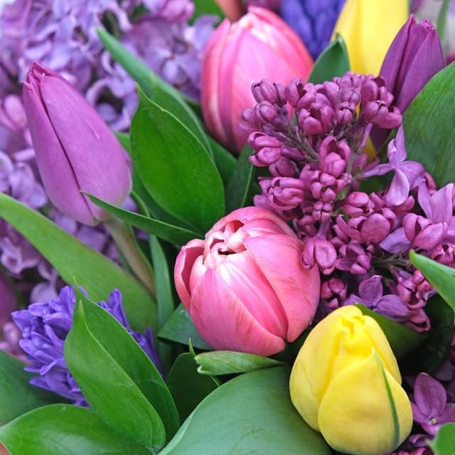 Букет из Сирени, Тюльпанов и Гиацинтов «Яркое лето» Букет из Сирени, Тюльпанов и Гиацинтов «Яркое лето»