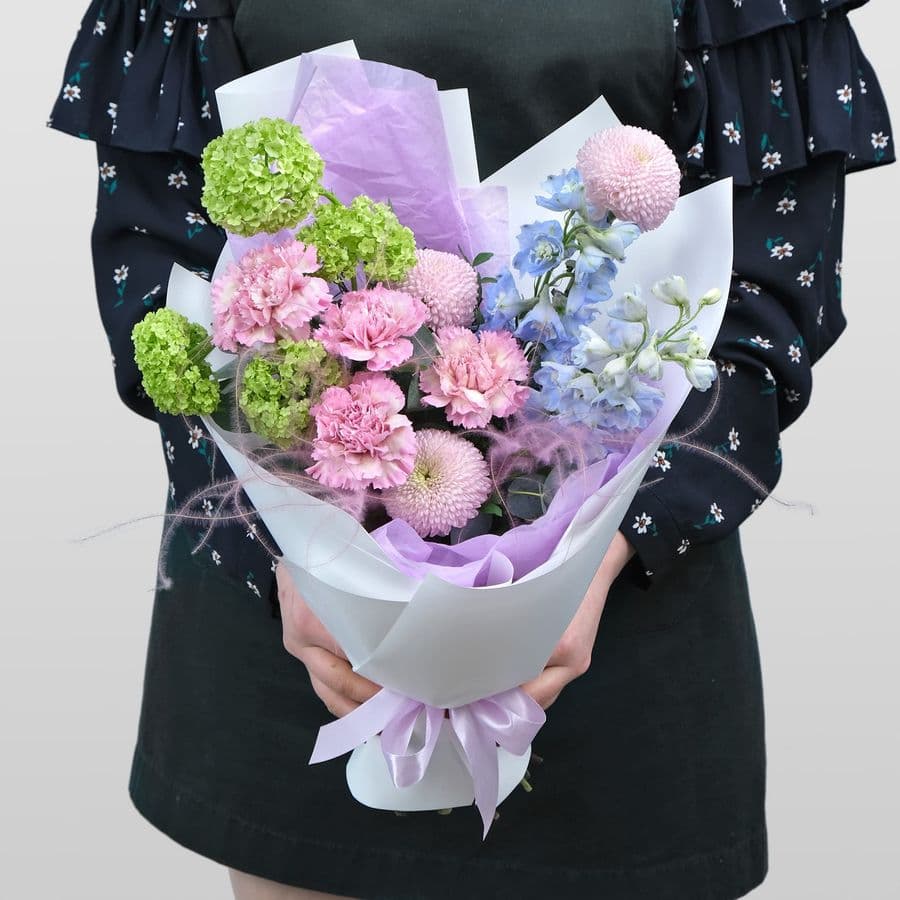 Букет из Хризантемы, Гвоздики и Дельфиниума «Космея»