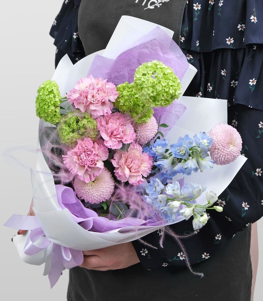 Букет из Хризантемы, Гвоздики и Дельфиниума «Космея»