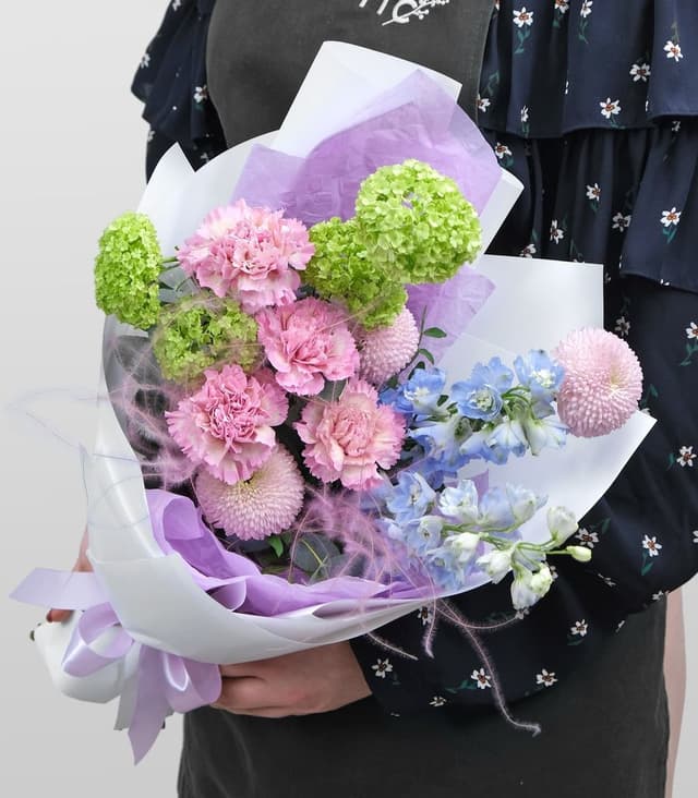 Букет из Хризантемы, Гвоздики и Дельфиниума «Космея» Букет из Хризантемы, Гвоздики и Дельфиниума «Космея»