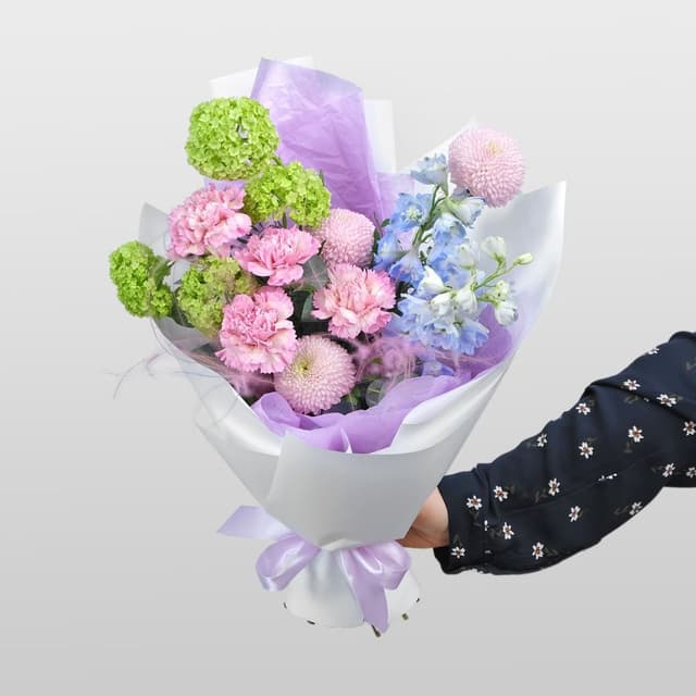 Букет из Хризантемы, Гвоздики и Дельфиниума «Космея» Букет из Хризантемы, Гвоздики и Дельфиниума «Космея»