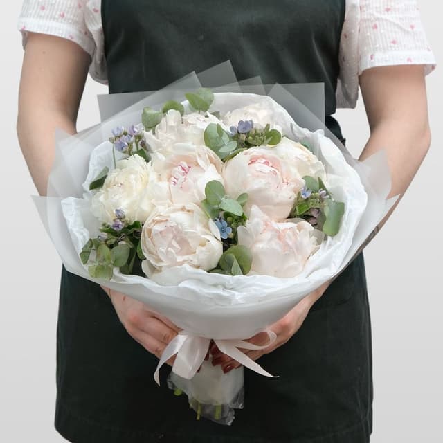 Букет из Пионов и Оксипеталума «Невеста» Букет из Пионов и Оксипеталума «Невеста»