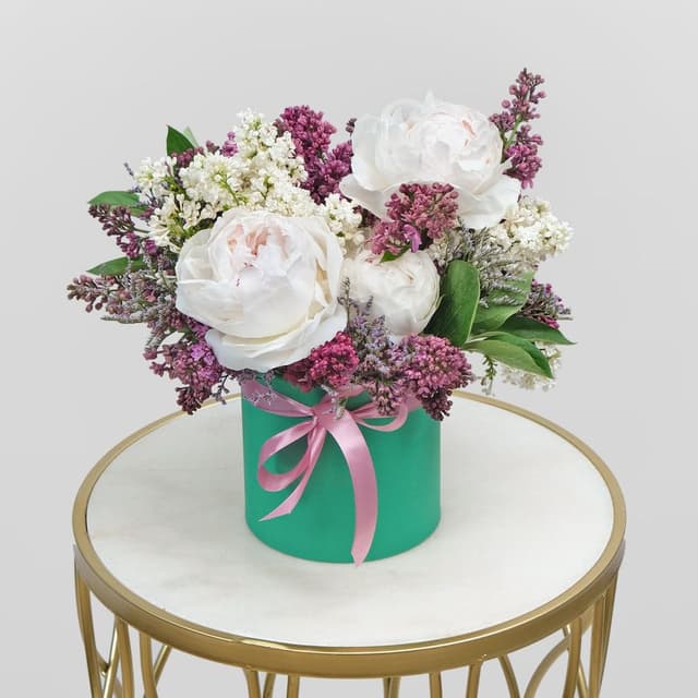 Композиция из Пионов и Сирени в шляпной коробке «Воздушная прелесть» Композиция из Пионов и Сирени в шляпной коробке «Воздушная прелесть»