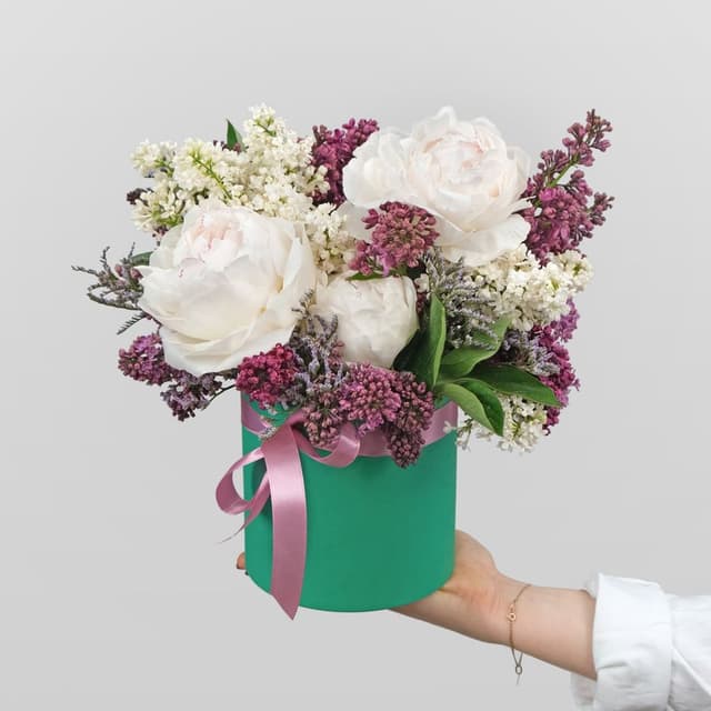 Композиция из Пионов и Сирени в шляпной коробке «Воздушная прелесть» Композиция из Пионов и Сирени в шляпной коробке «Воздушная прелесть»