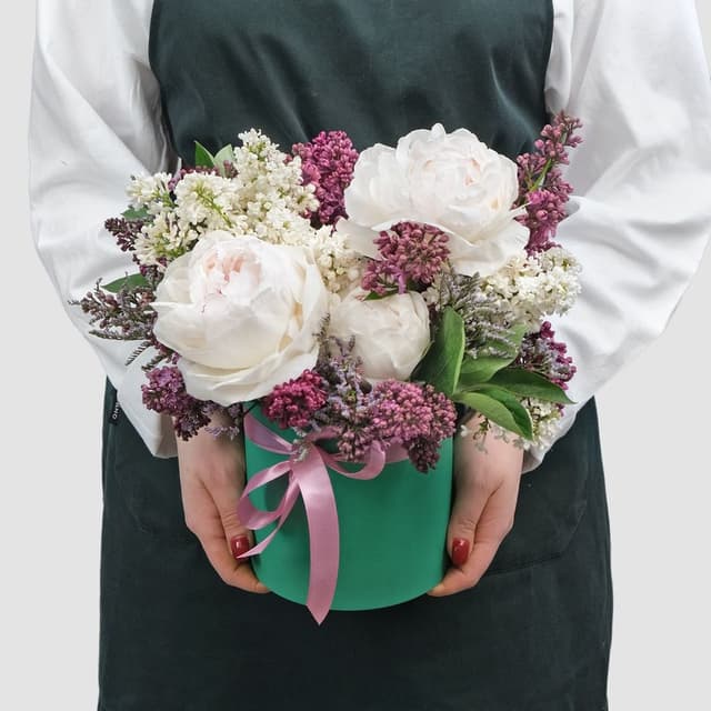 Композиция из Пионов и Сирени в шляпной коробке «Воздушная прелесть» Композиция из Пионов и Сирени в шляпной коробке «Воздушная прелесть»