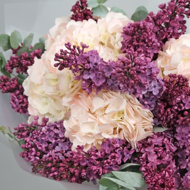 Букет из Гортензий и Сирени «Невесомые облака» Букет из Гортензий и Сирени «Невесомые облака»