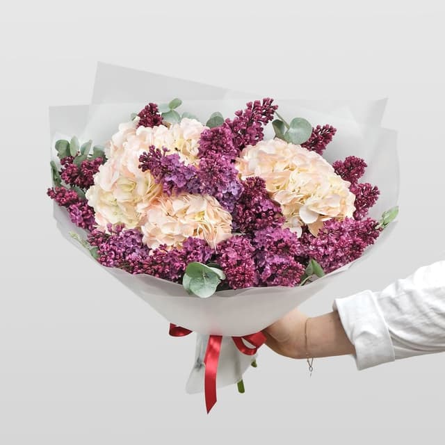 Букет из Гортензий и Сирени «Невесомые облака» Букет из Гортензий и Сирени «Невесомые облака»