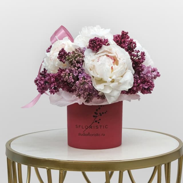 Композиция из Пионов и Сирени в шляпной коробке «Монро» Композиция из Пионов и Сирени в шляпной коробке «Монро»