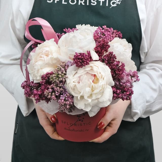 Композиция из Пионов и Сирени в шляпной коробке «Монро» Композиция из Пионов и Сирени в шляпной коробке «Монро»