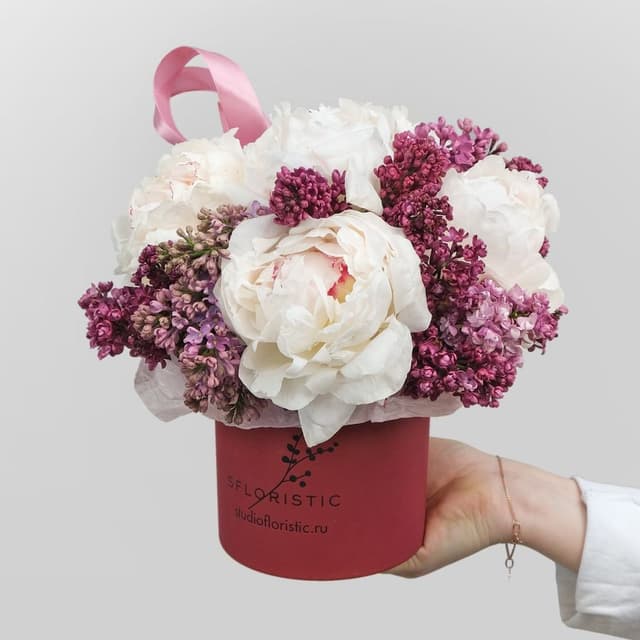 Композиция из Пионов и Сирени в шляпной коробке «Монро» Композиция из Пионов и Сирени в шляпной коробке «Монро»