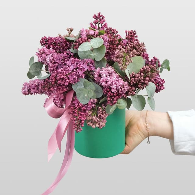 Композиция из Сирени «Виктория» с эвкалиптом Композиция из Сирени «Виктория» с эвкалиптом