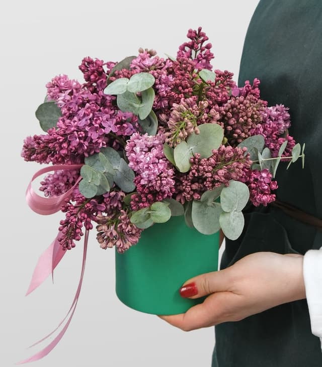 Композиция из Сирени «Виктория» с эвкалиптом Композиция из Сирени «Виктория» с эвкалиптом