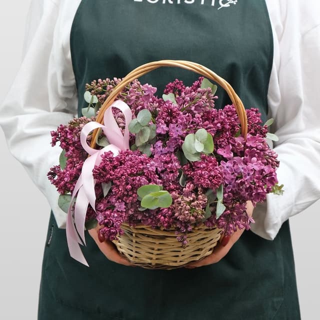 Композиция из Сирени «Корзинка счастья» с эвкалиптом Композиция из Сирени «Корзинка счастья» с эвкалиптом