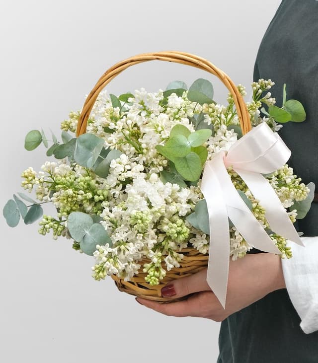 Композиция из Сирени «Корзинка нежности» с эвкалиптом Композиция из Сирени «Корзинка нежности» с эвкалиптом