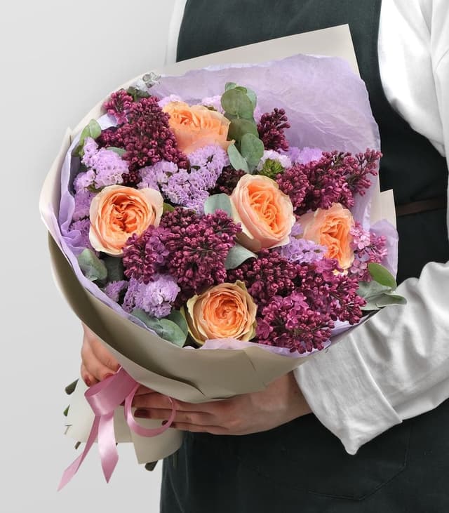 Букет из Пионовидной Розы и Сирени «Василиса» Букет из Пионовидной Розы и Сирени «Василиса»