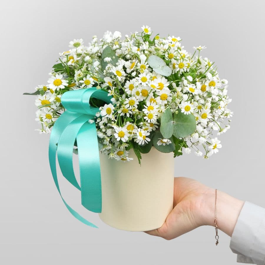 Композиция из Ромашки и Гипсофилы в шляпной коробке «Нежная Любовь»