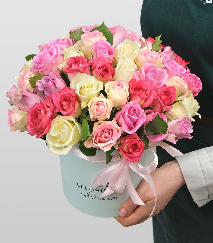 Композиция из кенийских Роз 51 шт в шляпной коробке «Рамона»