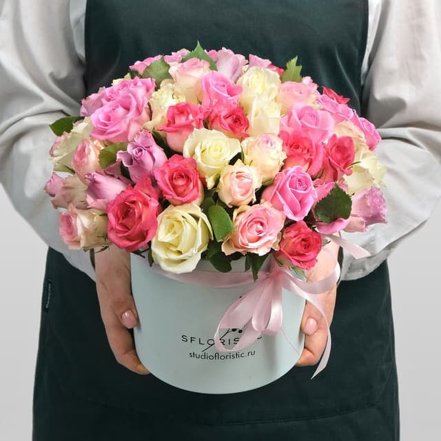 Композиция из кенийских Роз 51 шт в шляпной коробке «Рамона» Композиция из кенийских Роз 51 шт в шляпной коробке «Рамона»