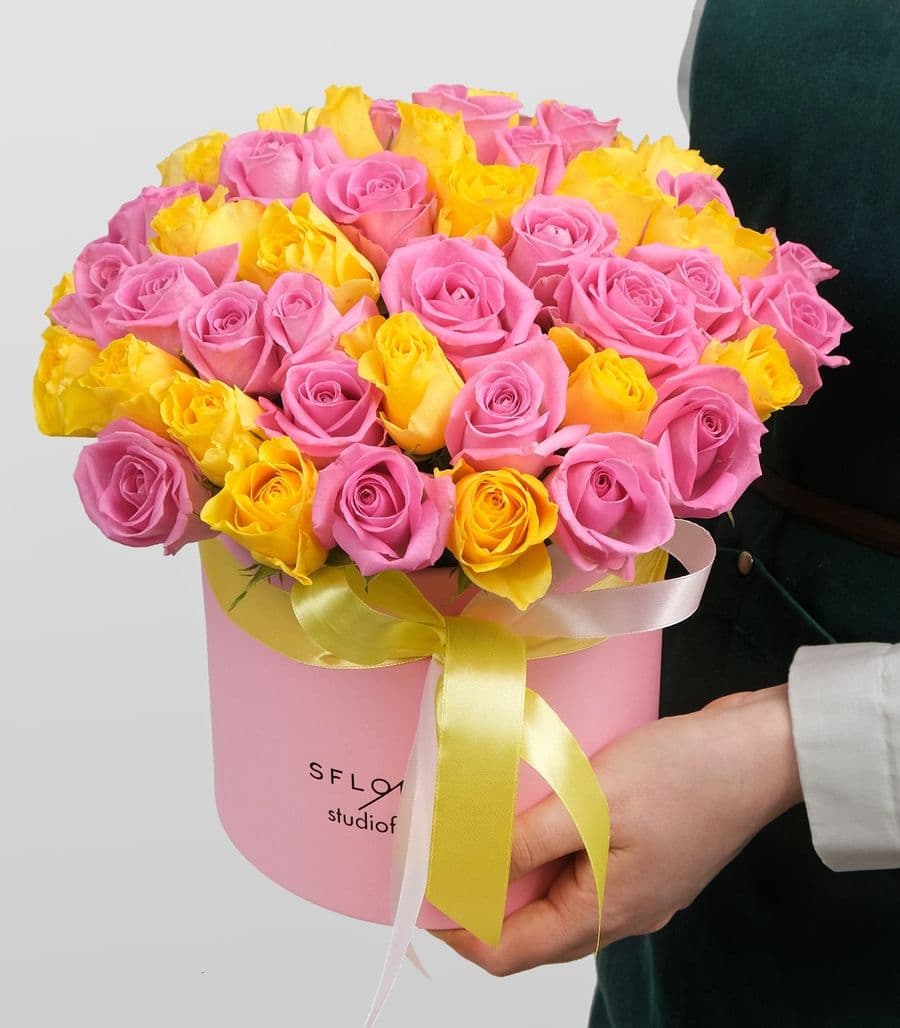 Композиция из кенийских Роз 51 шт в шляпной коробке «Джулия»