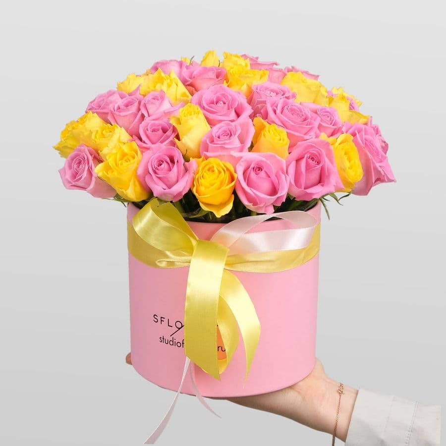 Композиция из кенийских Роз 51 шт в шляпной коробке «Джулия»