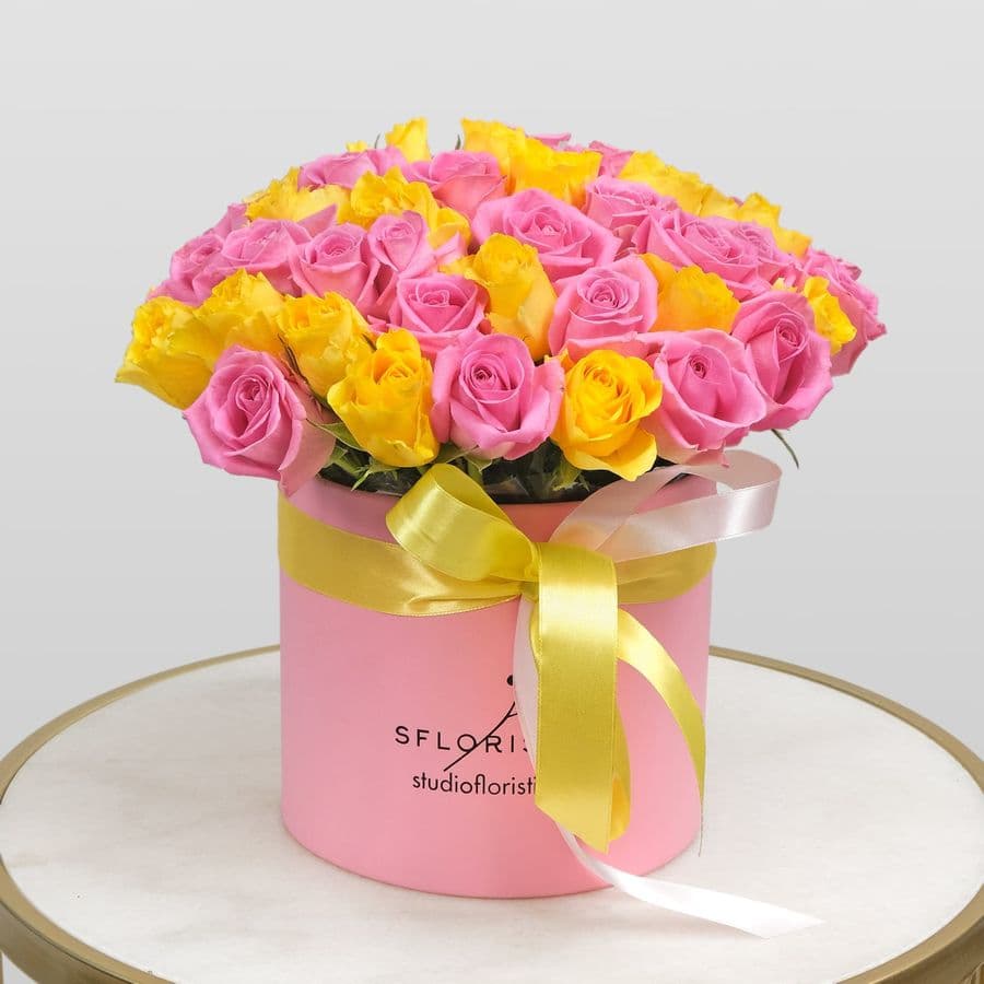 Композиция из кенийских Роз 51 шт в шляпной коробке «Джулия»