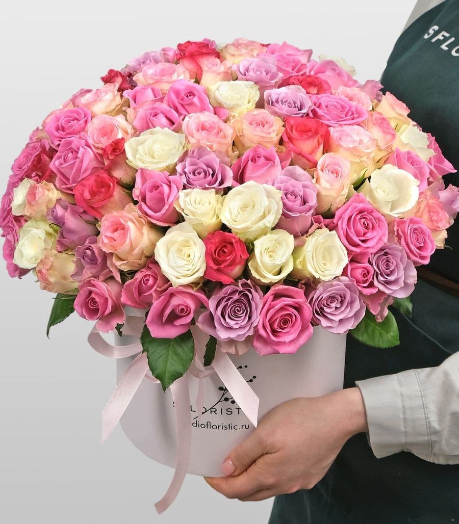 Композиция из кенийских Роз 101 шт в шляпной коробке «Мэдисон»