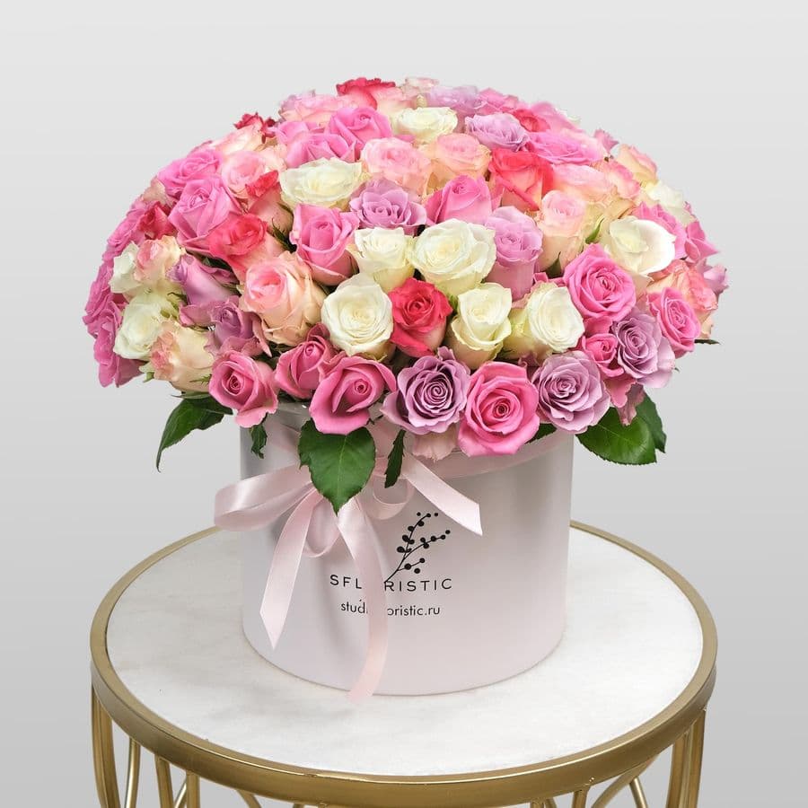 Композиция из кенийских Роз 101 шт в шляпной коробке «Мэдисон»