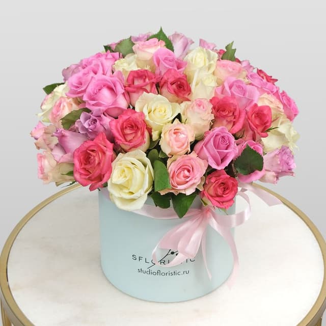 Композиция из кенийских Роз 51 шт в шляпной коробке «Мелодия счастья» Композиция из кенийских Роз 51 шт в шляпной коробке «Мелодия счастья»