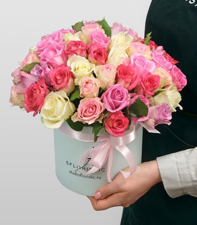 Композиция из кенийских Роз 51 шт в шляпной коробке «Мелодия счастья» Композиция из кенийских Роз 51 шт в шляпной коробке «Мелодия счастья»