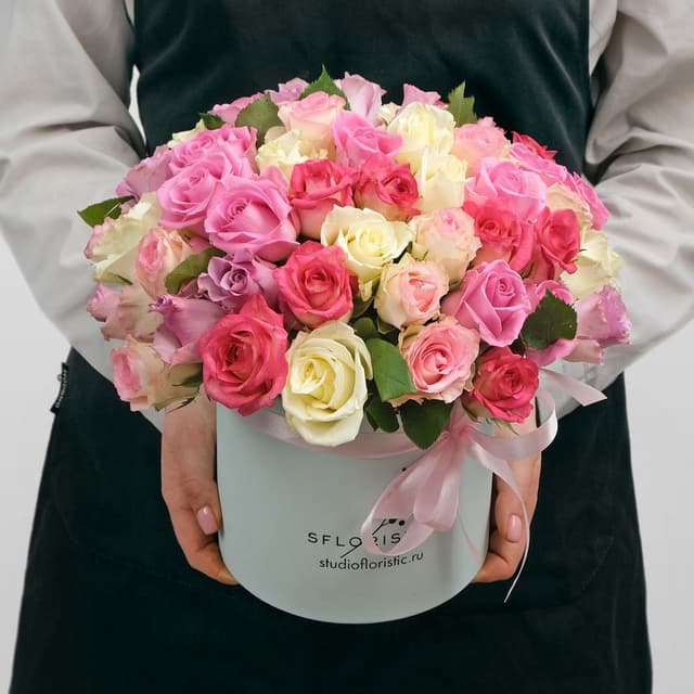 Композиция из кенийских Роз 51 шт в шляпной коробке «Мелодия счастья» Композиция из кенийских Роз 51 шт в шляпной коробке «Мелодия счастья»