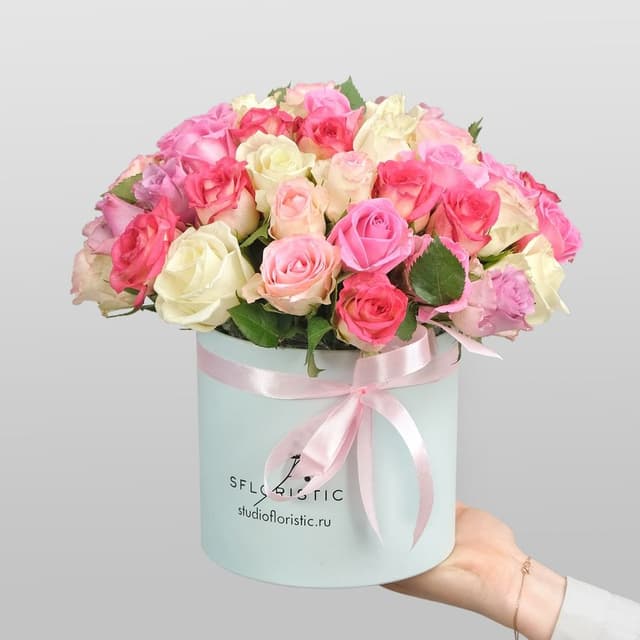 Композиция из кенийских Роз 51 шт в шляпной коробке «Мелодия счастья» Композиция из кенийских Роз 51 шт в шляпной коробке «Мелодия счастья»