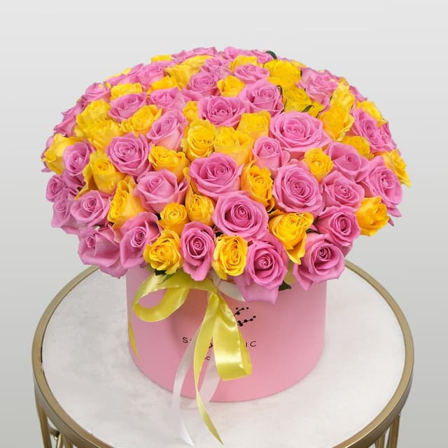 Композиция из кенийских Роз 101 шт в шляпной коробке «Утренний Рассвет» Композиция из кенийских Роз 101 шт в шляпной коробке «Утренний Рассвет»