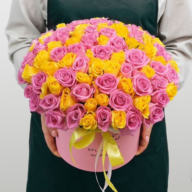 Композиция из кенийских Роз 101 шт в шляпной коробке «Утренний Рассвет» Композиция из кенийских Роз 101 шт в шляпной коробке «Утренний Рассвет»