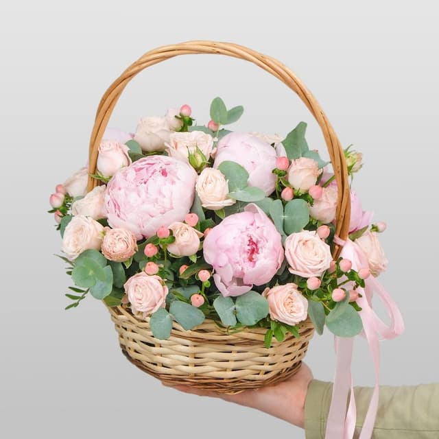 Композиция из Пионов и Кустовой Розы в корзине «Розовое счастье» Композиция из Пионов и Кустовой Розы в корзине «Розовое счастье»