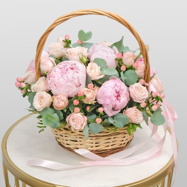 Композиция из Пионов и Кустовой Розы в корзине «Розовое счастье» Композиция из Пионов и Кустовой Розы в корзине «Розовое счастье»