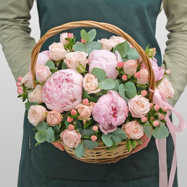 Композиция из Пионов и Кустовой Розы в корзине «Розовое счастье» Композиция из Пионов и Кустовой Розы в корзине «Розовое счастье»